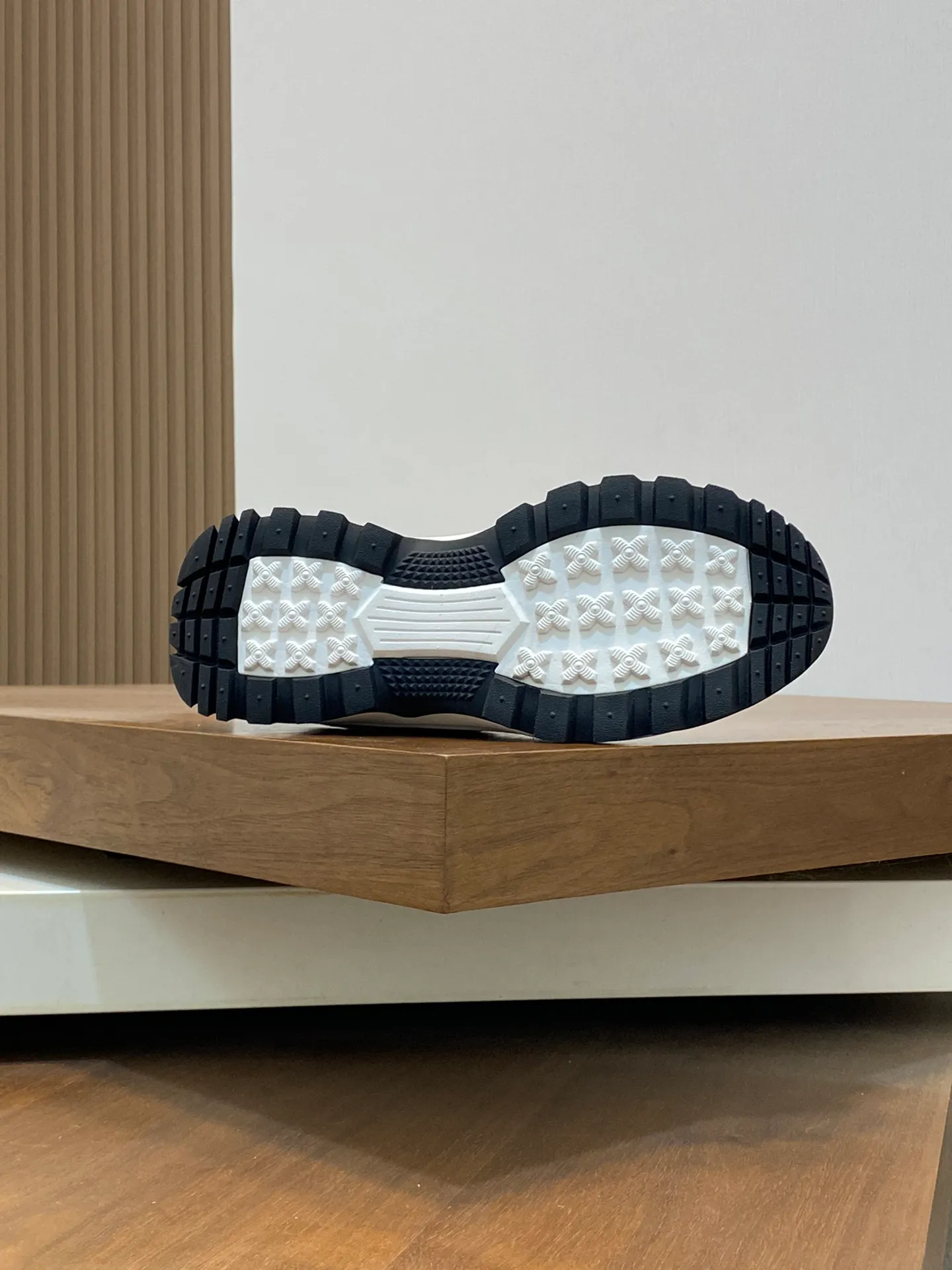 💰660 Burberry 2024🆕Ss men's classic low-cut thick-soled sneakers, made of first-grain cowhide and decorated with the new brand logo. First-layer cowhide foot pads, heel decorated with Burberry letter embossed logo, T men's men's shoes 💰U original outsole! Size: 39-44 (customized at 38.45)